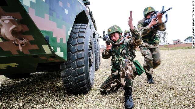 演習を行う中国軍の兵士