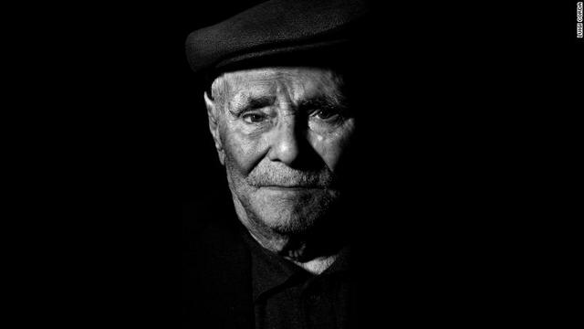 靴職人であり農業にも携わるジョバンニ・ライさん。1906年生まれ。好物はラザニアで、食事のときには必ずグラス一杯のワインを飲むという