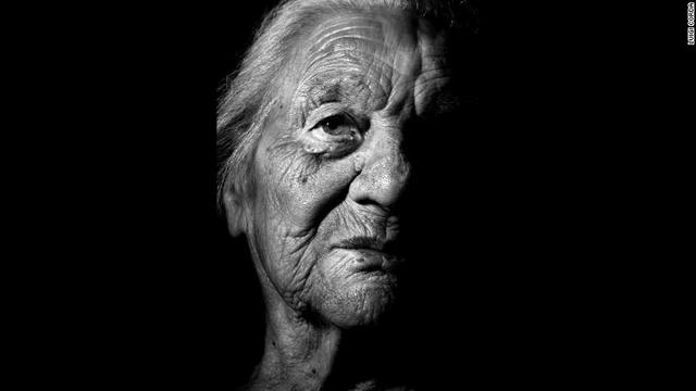 ２年がかりでセンテナリアン１００人の写真を撮影するプロジェクトを進めるルイジ・コルダ氏の作品から。パスカリーナ・シルさんという名のこの女性は１９０７年生まれ