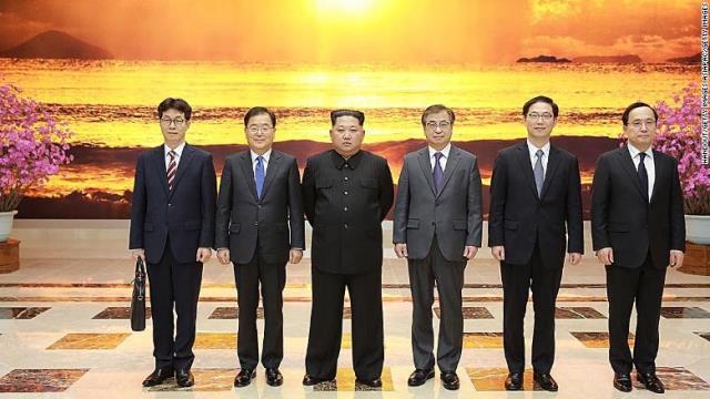 金正恩氏（中央）と写真に収まる鄭義溶国家安保室長（左から２番目）＝５日、平壌