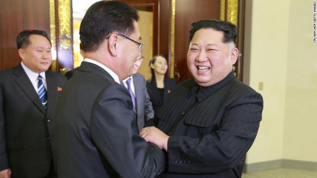 北朝鮮の金正恩氏（右）が南北統一について「新たな歴史を書きたい」と発言