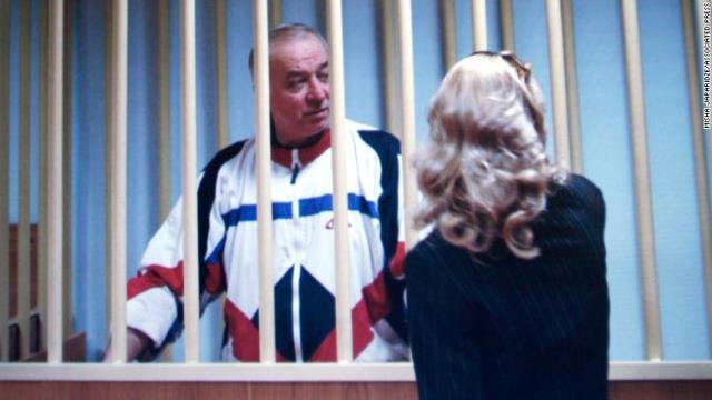 モスクワの裁判所で拘束中のスクリパリ氏＝２００６年