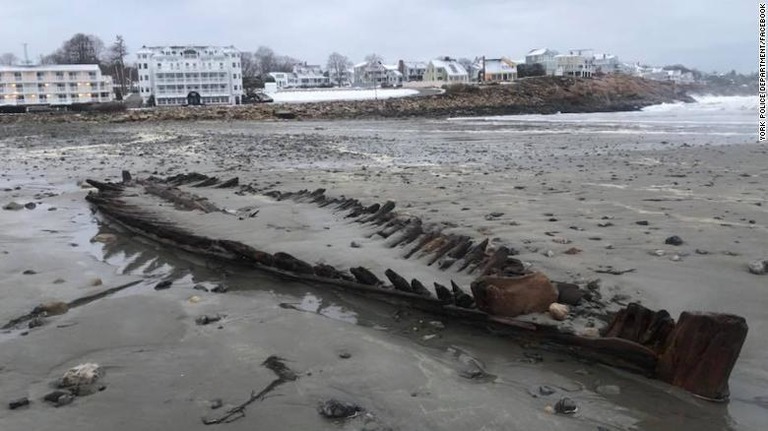 砂浜に数百年前の船の残骸　米メーン州