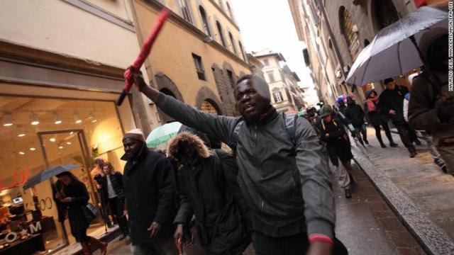 伊フィレンツェでセネガル人業者が射殺されたことに対する抗議デモが発生