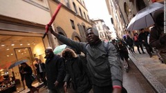 アフリカ移民が抗議デモ、セネガル人殺害受け　伊フィレンツェ