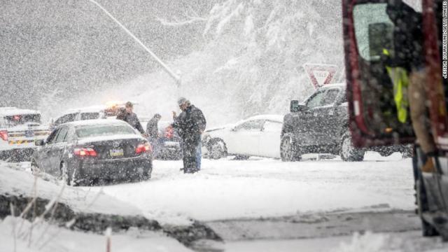 雪道で起きた交通事故に対処するペンシルベニア州の州警察官