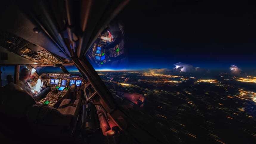 操縦席から見る日の出と雷雨/Courtesy Christiaan van Heijst
