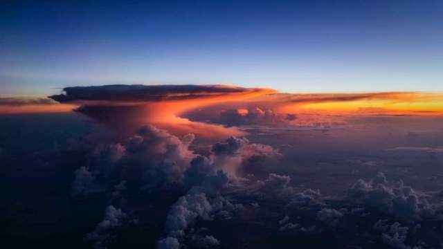 テキサス州上空の日の出/Courtesy Christiaan van Heijst