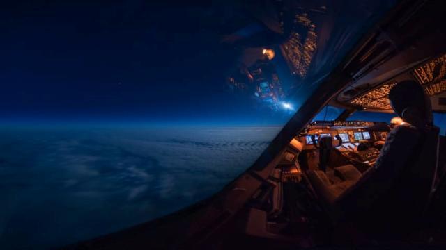 コックピットの窓越しに見る月光/Courtesy Christiaan van Heijst