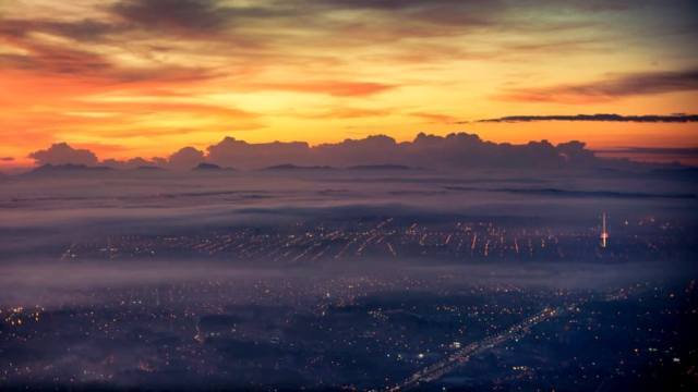 朝霧に包まれたクリチーバの街（ブラジル）/Courtesy Christiaan van Heijst