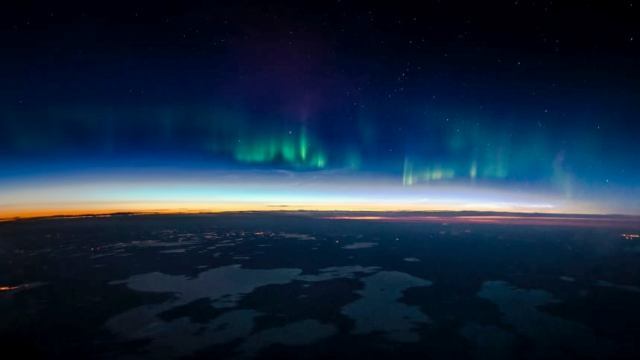 オーロラと日の出。カナダ上空/Courtesy Christiaan van Heijst