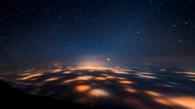 ロンドン上空の光と雲/Courtesy Christiaan van Heijst
