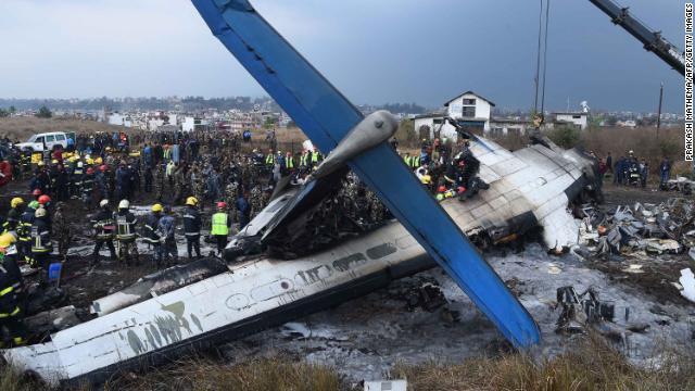 ネパールの空港でバングラ機が着陸に失敗、４９人が死亡した