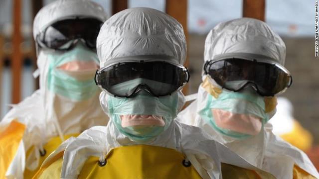 エボラ熱流行の際に対処に当たった「国境なき医師団」の関係者＝１４年、リベリア