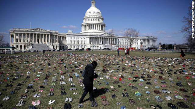 銃犯罪の犠牲への抗議として、米議事堂前に７０００足の靴が並べられた
