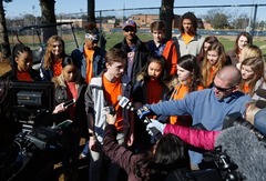 メディアの取材を受けるダグラス・フリーマン高校の主催者。ハンターに撃たれないようオレンジ色の服を着ることから、学生らの多くもオレンジ色の衣服を身に着けている