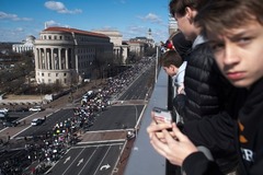 ホワイトハウスから議事堂に向けて数千人の学生が行進した