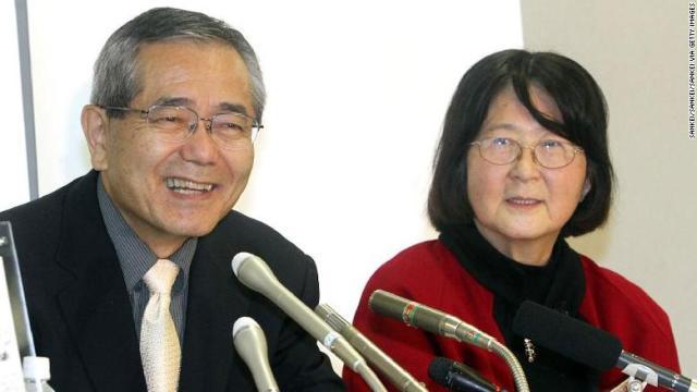 ２０１０年にノーベル化学賞を受賞した根岸英一氏（左）と妻のすみれさん