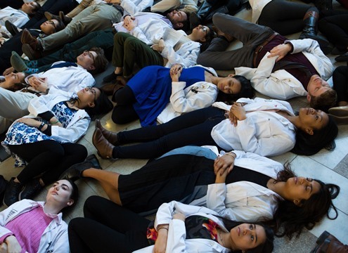 地面に寝転んで抗議するワシントン大学医学部の学生たち