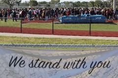 犠牲者を悼むために集まったマージョリー・ストーンマン・ダグラス高校の生徒