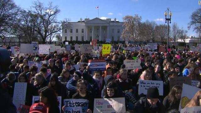 銃規制強化を求めてホワイトハウス前に集まった学生たち