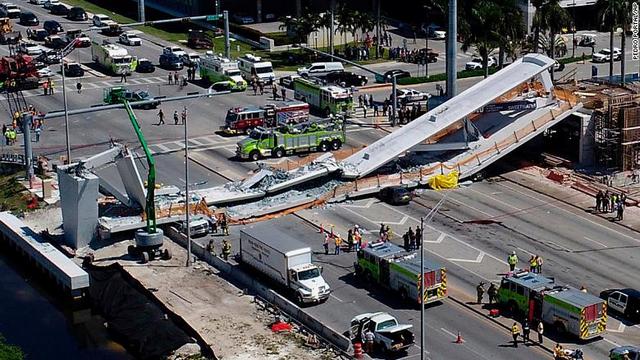 歩道橋の崩落を受け、救急要員が駆け付けた