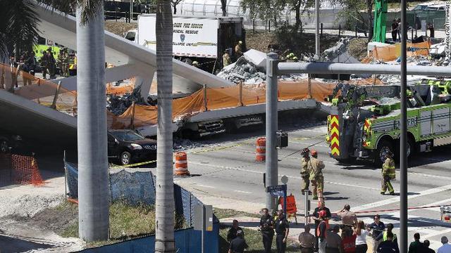 歩道橋は米運輸省の補助金を受けて建設された。まだ建設中だったが、完成すれば猛烈なハリケーンにも耐えられるはずの設計で、耐久年数は100年超とされていた
