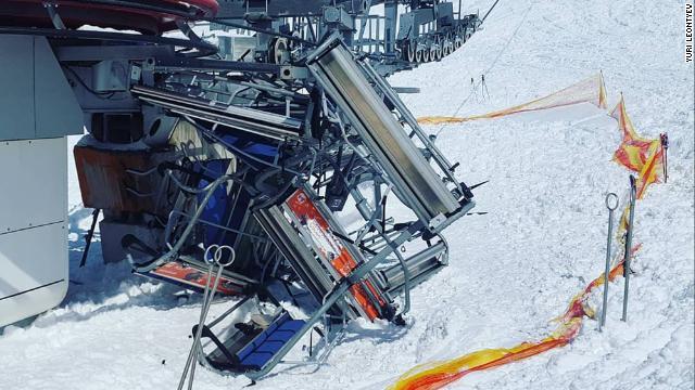 スキーリフトが故障し逆走、ふもとではリフトの椅子が積みあがった