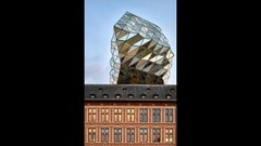 ベルギー「ポートハウス」。建物を構成する２０００枚の三角形ガラスパネルは、ダイヤモンドの交易拠点となっていたアントワープの歴史に目配せしたものだ＝Hufton+Crow