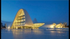 アゼルバイジャン「ヘイダル・アリエフ・センター」。ハディド氏の特徴である流れるような建築スタイルをよく表している＝Hufton+Crow