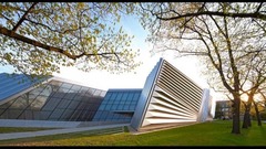 米国「エリ＆エディス・ブロード美術館」。ミシガン州立大学の現代美術ギャラリーで、ハディド氏による他の多くの建物に比べ角ばっている＝Hufton+Crow