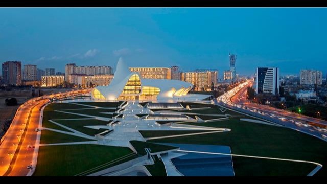 ヘイダル・アリエフ・センターは１０００座席の講堂や美術館などの文化施設を備えている＝Hufton+Crow