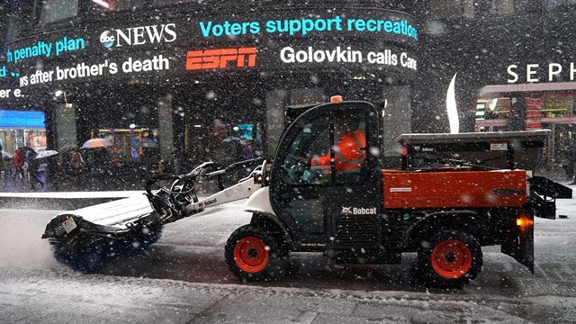 タイムズスクエアで作業する除雪車。ニューヨーク市の降雪量は５季連続で３０インチを超えた＝Timothy A Clarry/AFP/Getty
