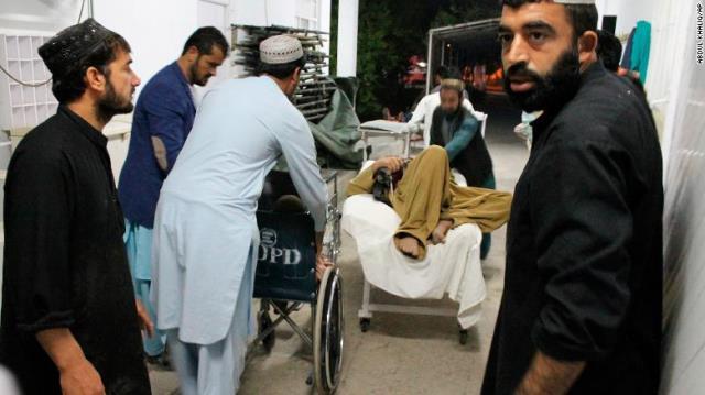 負傷者が病院に搬送される様子＝アフガン南部ヘルマンド州