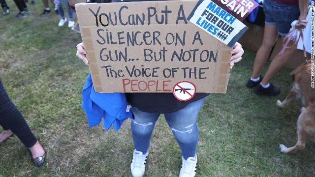 フロリダ州で開かれた銃規制を求めるデモの参加者。今年に入って学校で起きた銃撃事件は１７件にのぼる