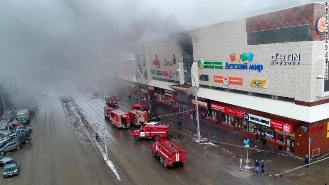 ケメロボのショッピングセンターから煙が立ち上る様子