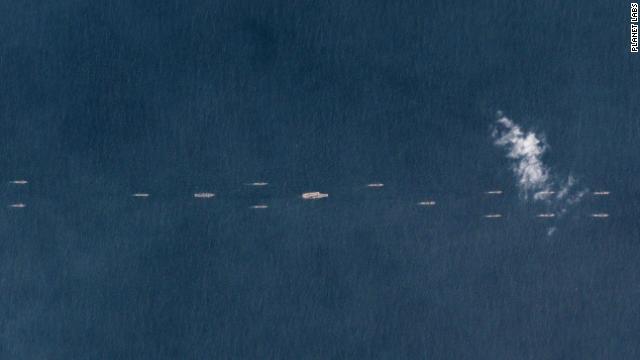 中国の空母「遼寧」を含む艦隊を撮影した衛星写真＝PLANET LABS