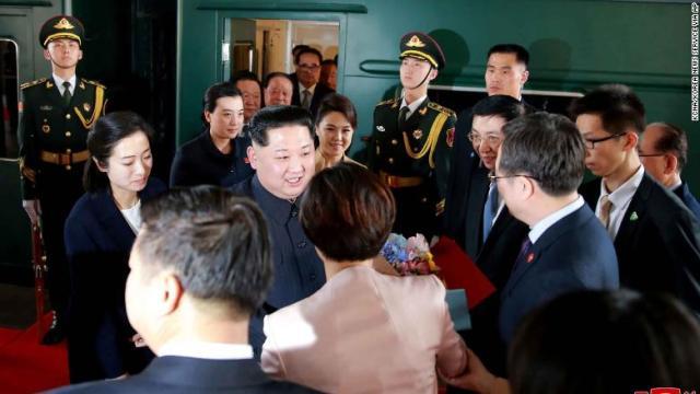 専用列車で北京に到着した北朝鮮の金正恩氏（中央）