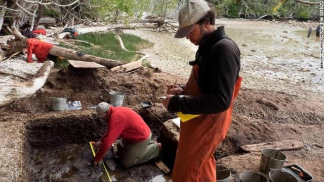 カナダのカルバート島で海岸線の堆積物の中から１万３０００年前の足跡２９個が見つかった