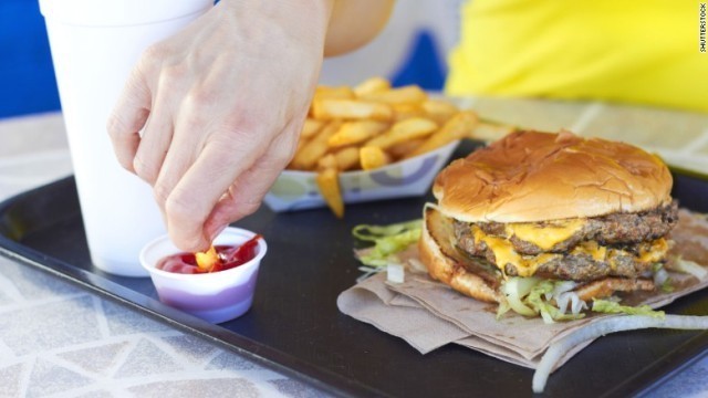 外食を頻繁にすることで、有害性が指摘される化学物質の摂取量が増えるという