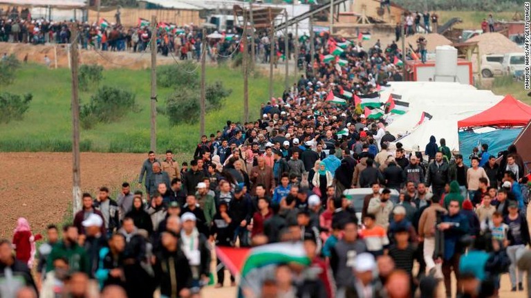 境界に沿って仮設されたテント村を通過するパレスチナ人の行進＝ガザ東部、３０日