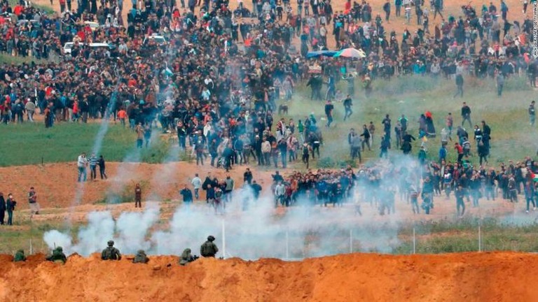 イスラエル軍が境界付近のパレスチナ人のデモ参加者に催涙ガスを発射＝３０日