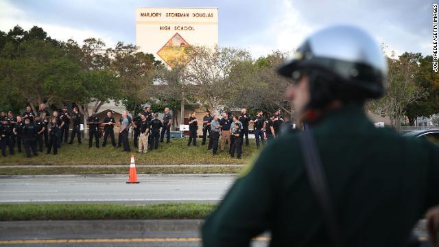 銃乱射事件の起きた米フロリダ州の高校に生徒が戻ってくる