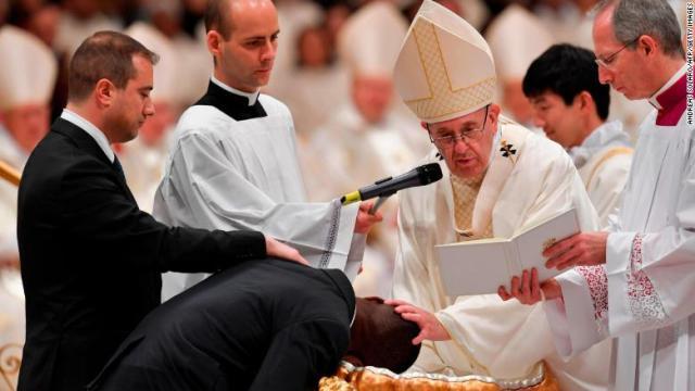 ナイジェリア出身の移民の男性に洗礼を施すフランシスコ法王
