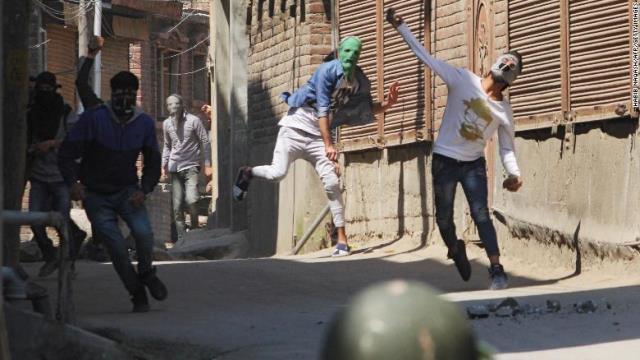 抗議の人々がインド警察と衝突する様子＝1日、カシミール