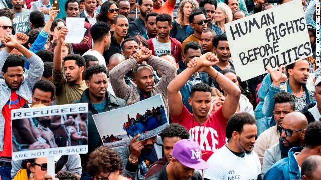 両手を組んで抗議するアフリカからの移民＝２月７日、イスラエル