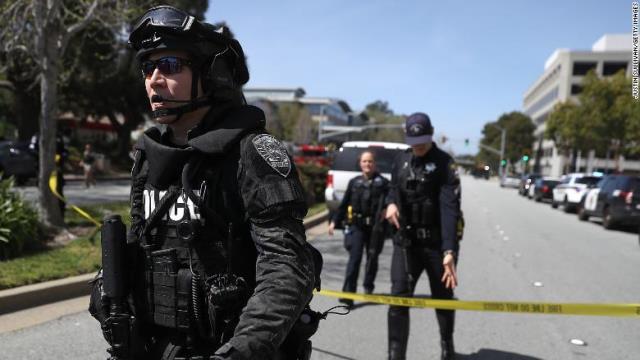 ユーチューブの建物の外に配備された警官