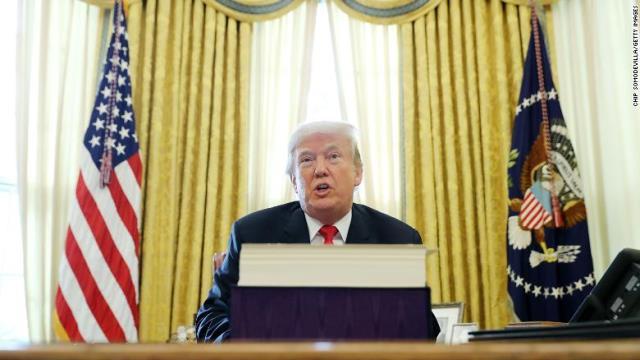トランプ大統領は国境警備に米軍を派遣する考えを示した