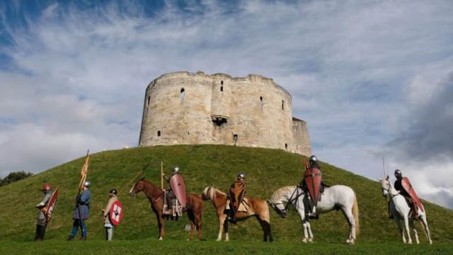 ヨークに築かれた城の一部、「クリフォード・タワー」。手前に写っているのは１１世紀のイングランド王国の兵士に扮した人々