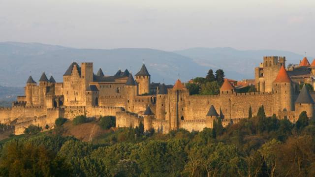 ローマ時代に起源を持つ丘の上の城塞都市、仏南部のカルカソンヌ